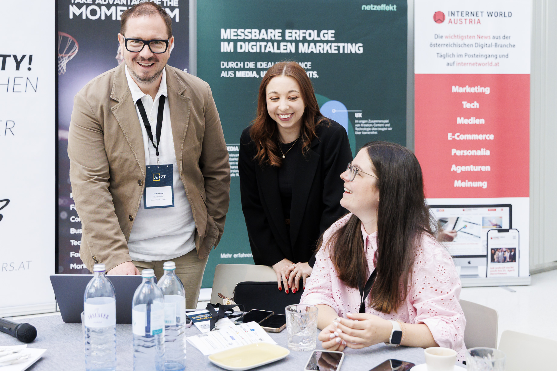 MediaBrothers Team im Gespräch mit Kund:innen auf einem Digital-Marketing-Event