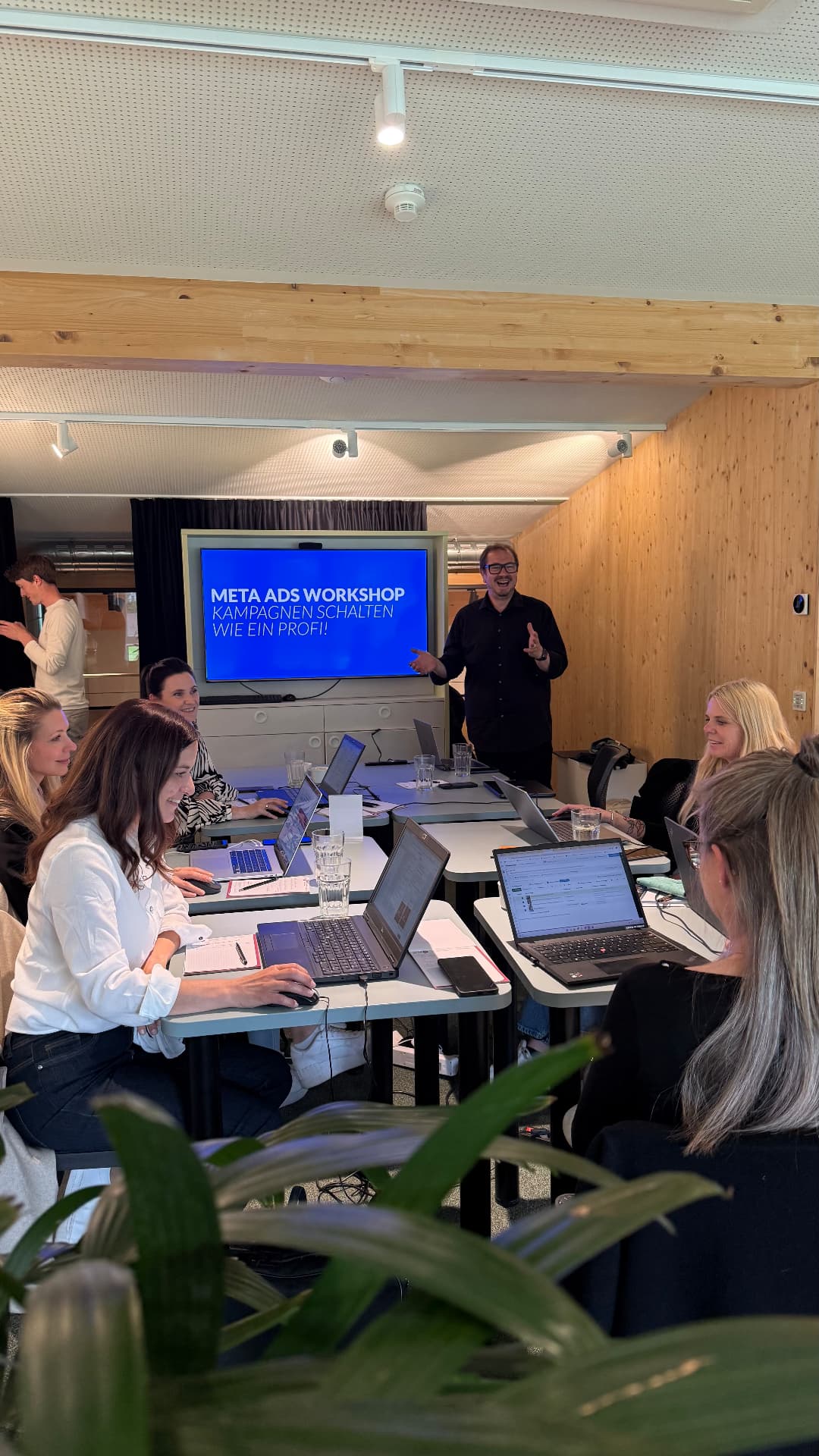 MediaBrothers Meta Ads Workshop mit Teilnehmenden an Laptops